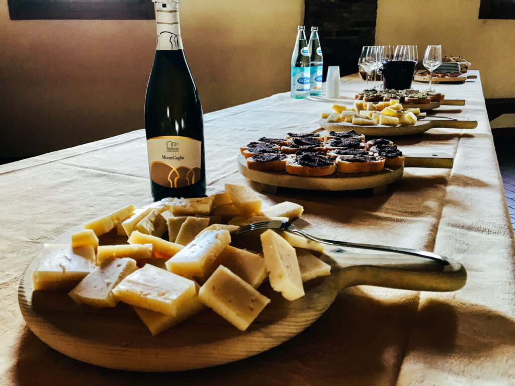 Wein und Snacks auf einem Tisch, Italien